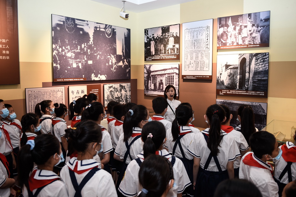 6月1日，學生在長辛店二七紀念館參觀“北方的紅星——長辛店與中國工人運動”專題展。新華社記者 彭子洋 攝