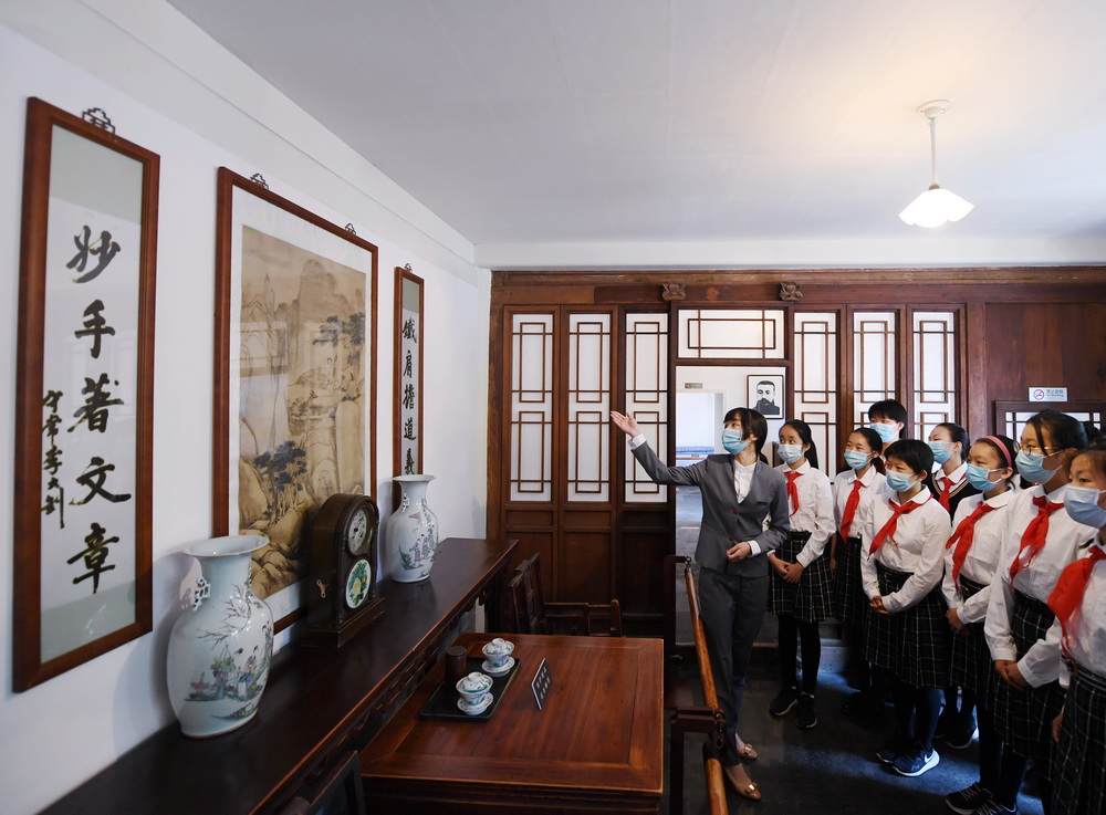 6月1日，講解員為前來參觀李大釗故居的學生做介紹。新華社記者 張晨霖 攝