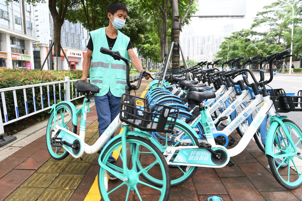 6月1日，管理員在福州市台江區長汀街一處共享單車驛站擺放車輛。