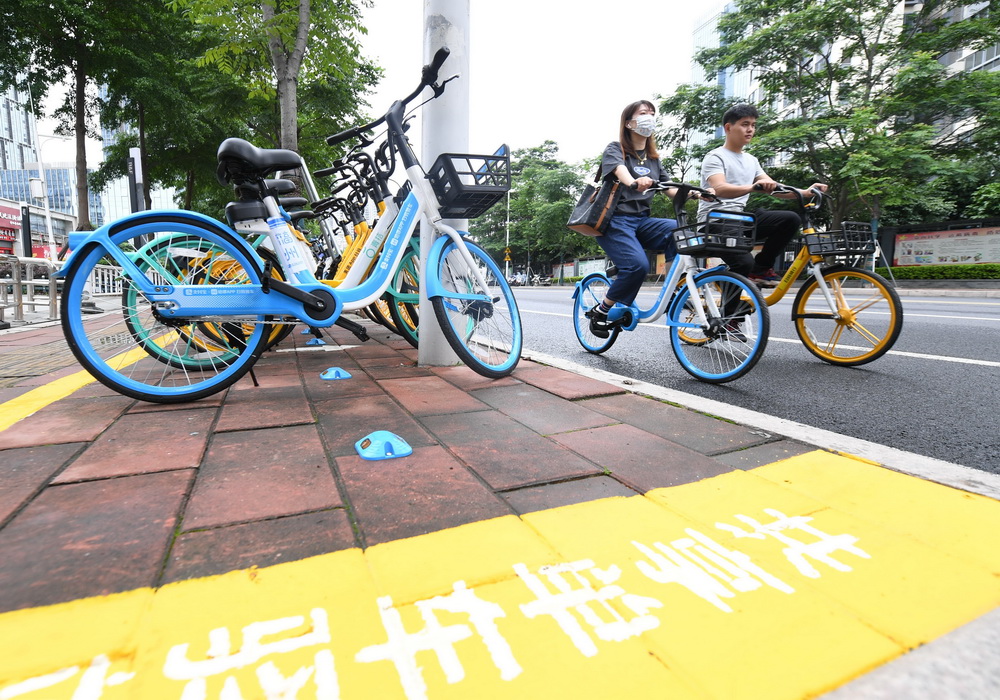 6月1日，市民從福州市台江區長汀街一處共享單車驛站前經過。