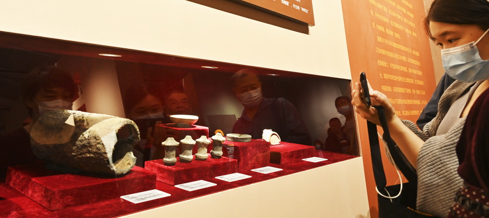 6月1日，一名參觀者在雲岡研究院“中國與世界”系列特展上拍照。