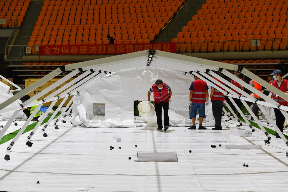 建設者在廣州體育館搭建氣膜方艙實驗室（6月1日攝）。