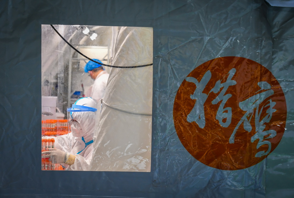 檢測人員在氣膜方艙實驗室內調試核酸樣品檢測儀器（6月1日攝）。