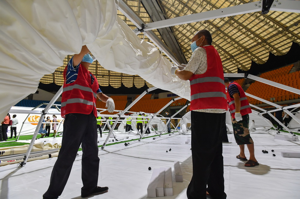 建設者在廣州體育館搭建氣膜方艙實驗室（6月1日攝）。