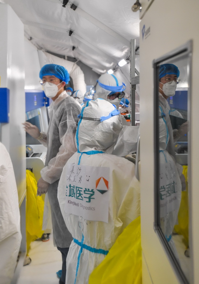 檢測人員在氣膜方艙實驗室內調試核酸樣品檢測儀器（6月1日攝）。