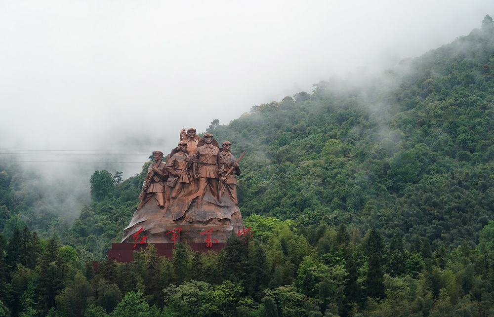 這是4月27日拍攝的井岡山“紅軍萬歲”組雕。新華社記者 萬象 攝