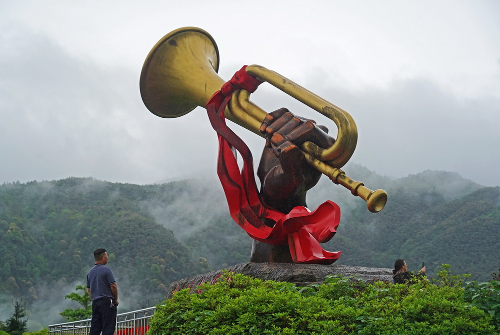 游客在井岡山參觀“勝利的號角”雕塑（4月27日攝）。新華社記者 萬象 攝