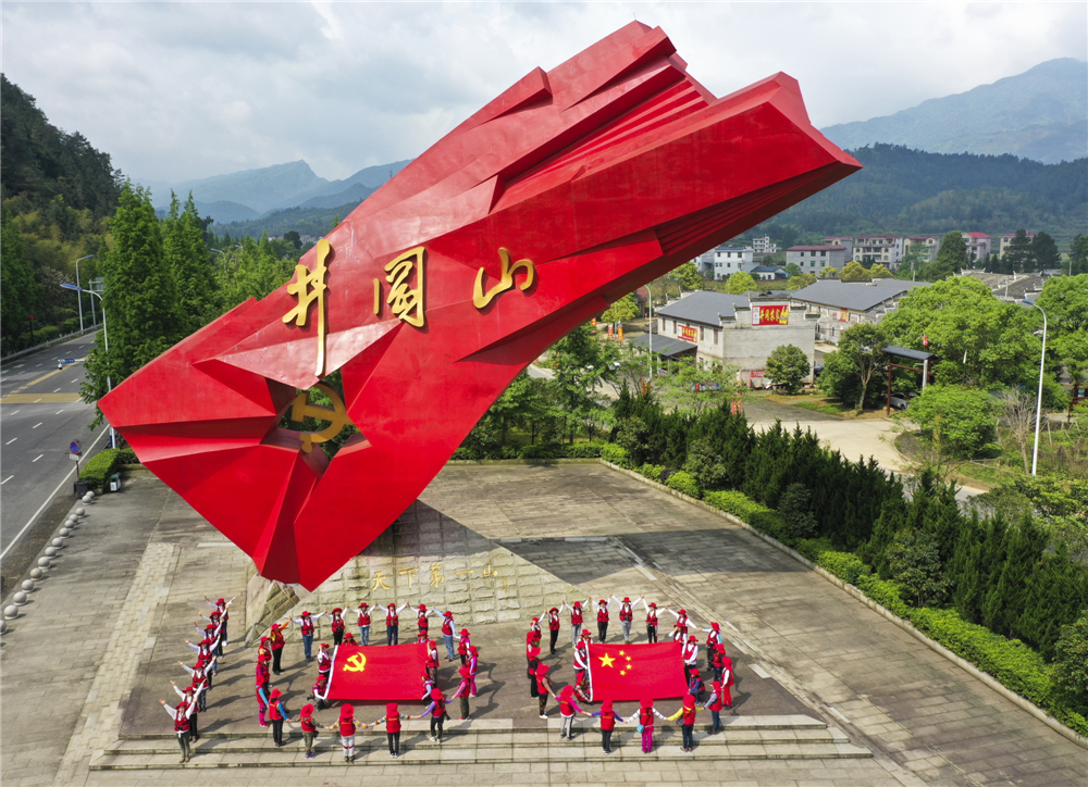 中国女摄影家走进井冈山开展红色革命传统教育活动。水庆华摄