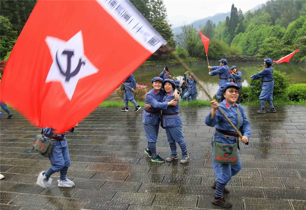 中國女攝影家走進井岡山開展紅色革命傳統教育活動。劉雪晶攝