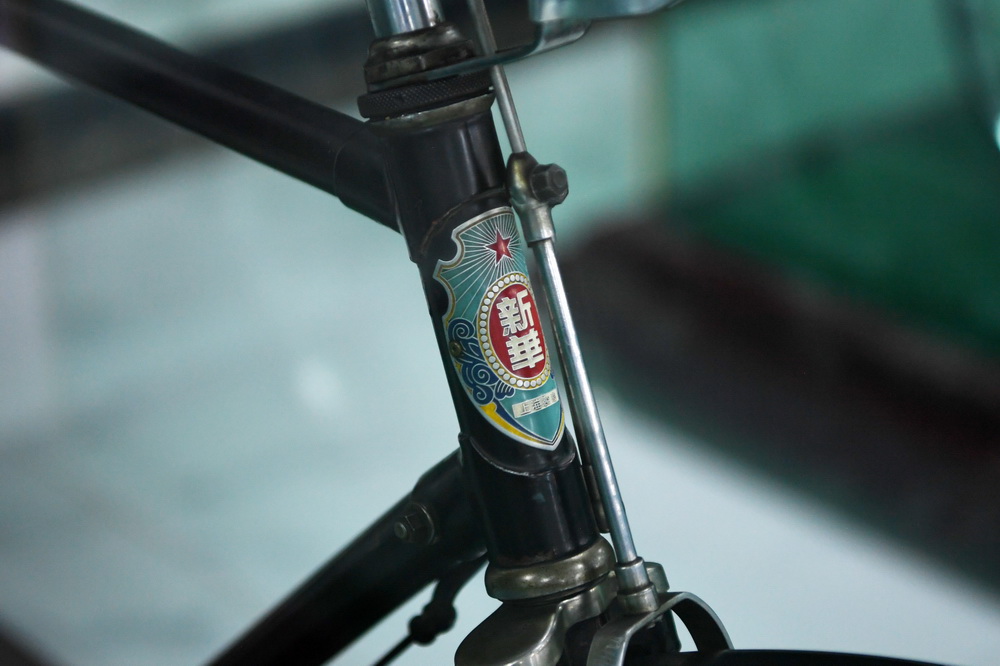 這是在甘肅三木自行車博物館拍攝的中國生產的新華自行車車標（6月2日攝）。