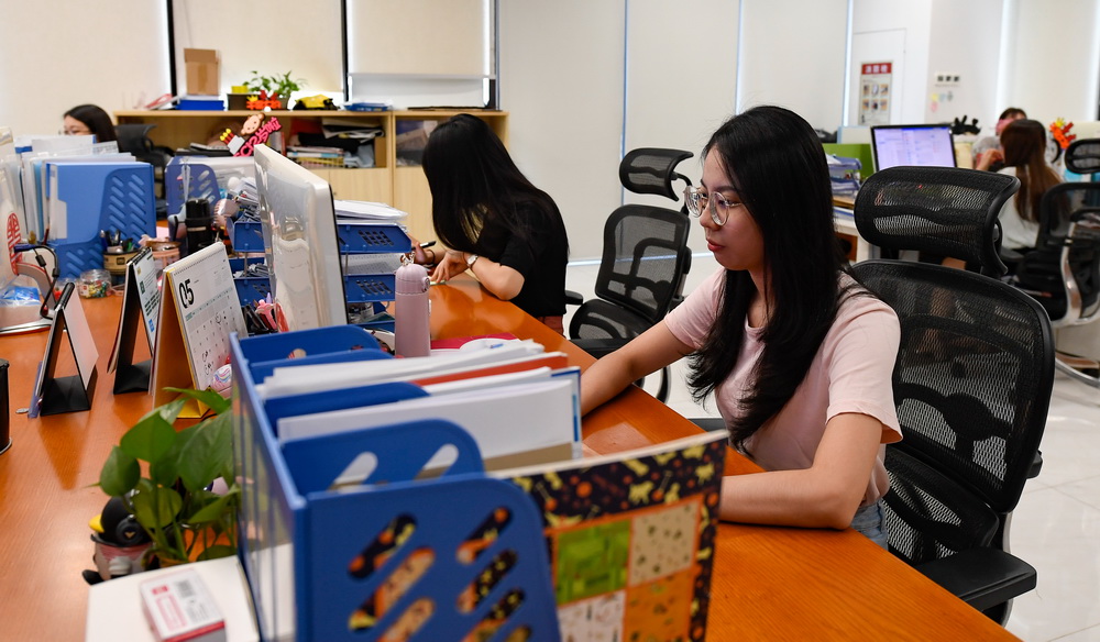 海南自由貿易港生態軟件園行政人力資源中心的工作人員在工作中（5月31日攝）。