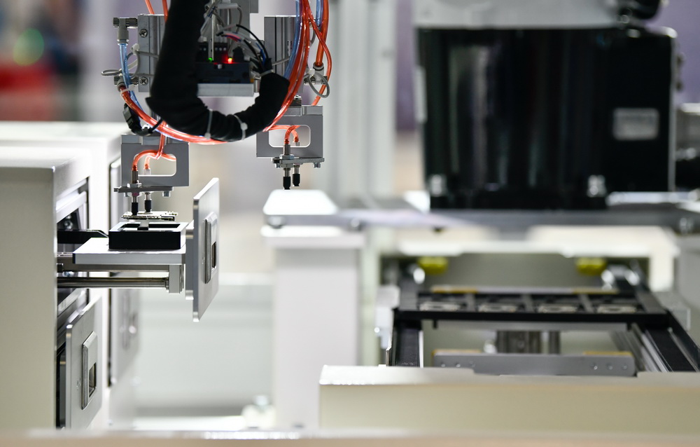 6月3日在天津工博會上拍攝的用於3C檢測的輕型工業機器人。