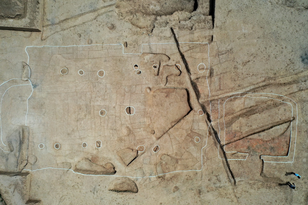 陶寺遺址宮城內大型夯土建筑基址上的宮室類單體建筑遺跡（6月3日攝，無人機照片）。