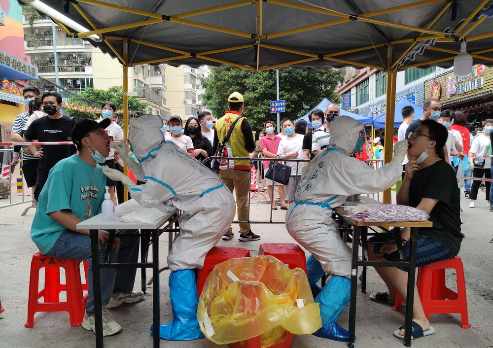 6月5日,南方医科大学南方医院的医护人员在广州市白云区棠景街支援核酸检测采样工作(手机拍摄)。新华社发(南方医科大学南方医院供图)