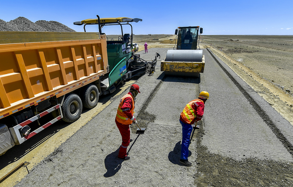 新疆首條沙漠高速公路建設提速 力爭年內完工