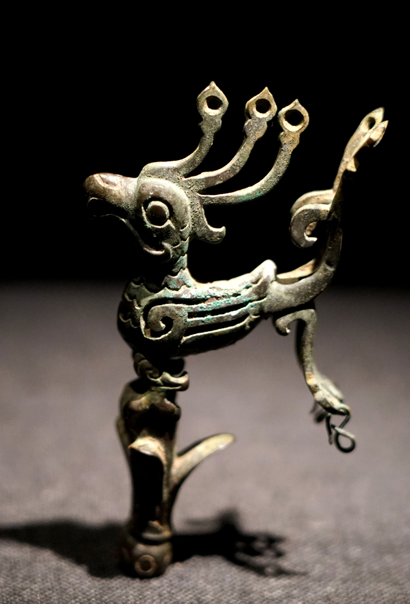 6月7日在奉賢博物館展廳拍攝的四川廣漢三星堆博物館藏文物“銅神樹枝頭花蕾及立鳥”。