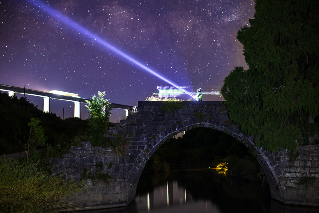 6月6日拍摄的星空下的银坡河特大桥和蒙家桥。新华社记者 刘续 摄