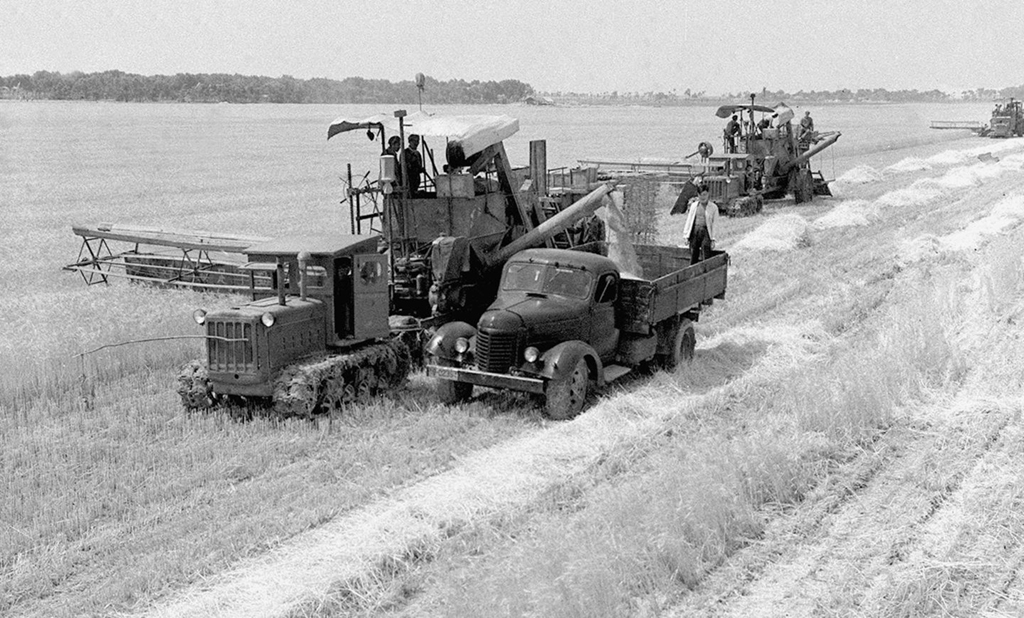 1962年，河南省黃泛區農場的收割機在收小麥。新華社記者 楊丙文 攝