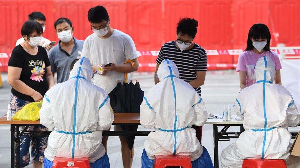 6月8日，在廣州荔灣區白鶴洞街廣鋼新城，居民在核酸檢測前進行信息登記。新華社記者 鄧華 攝