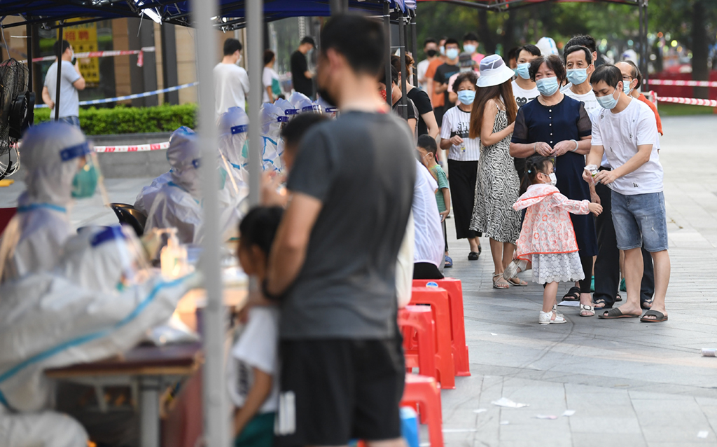6月8日，在廣州荔灣區白鶴洞街廣鋼新城，居民有序排隊等待核酸檢測。新華社記者 鄧華 攝