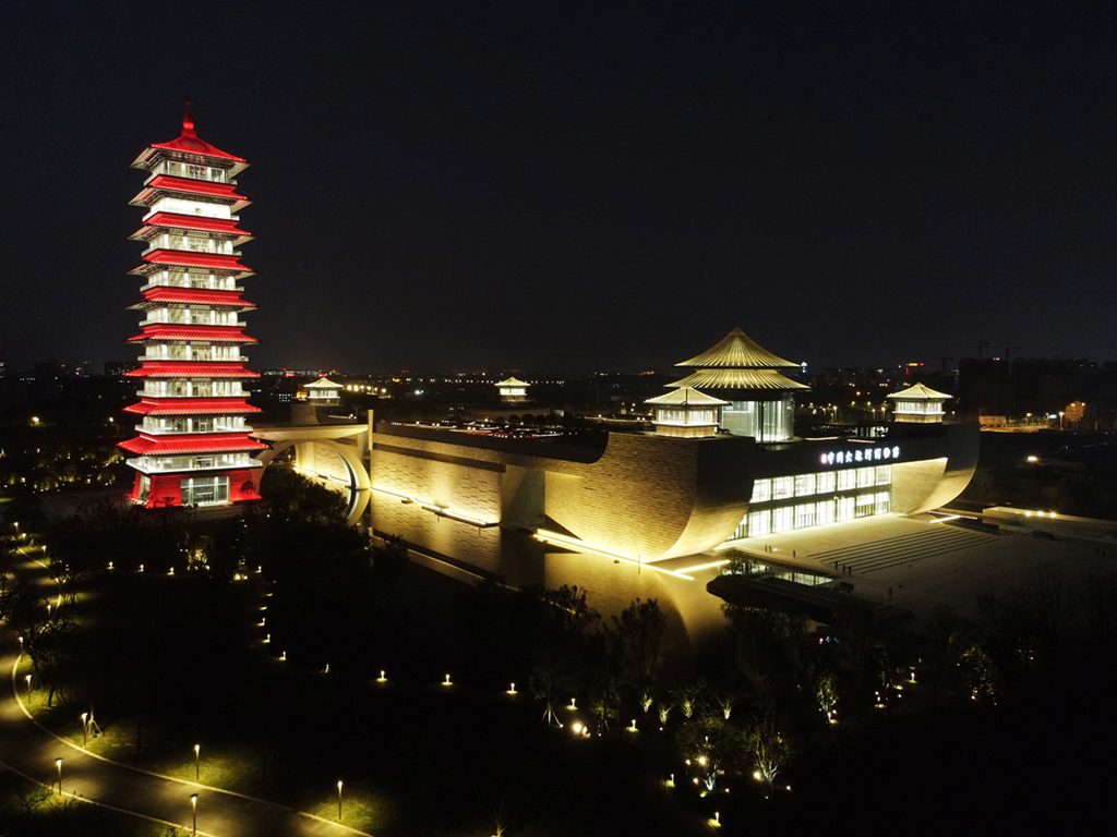 6月8日拍摄的扬州中国大运河博物馆夜景（无人机照片）。新华社发（孟德龙 摄）