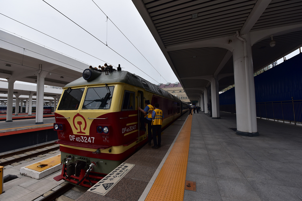 6月10日，在牡丹江火車站，工作人員登上即將發車的高速鐵路聯調聯試檢測列車。