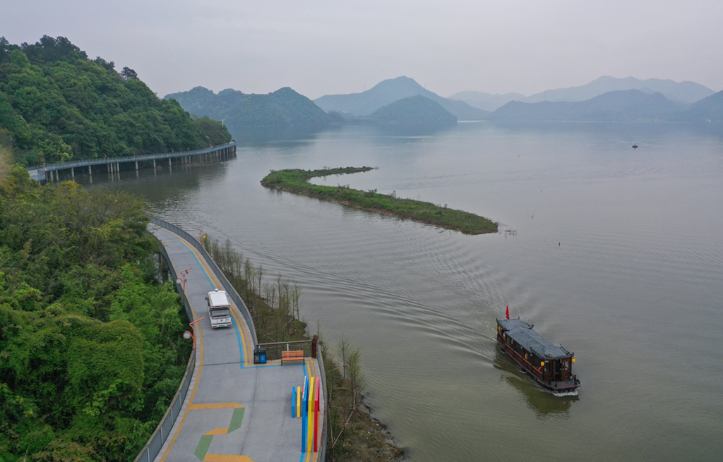 4月15日，在杭州市臨安區青山湖國家森林公園，游客乘船游覽（無人機照片）。新華社記者 徐昱 攝