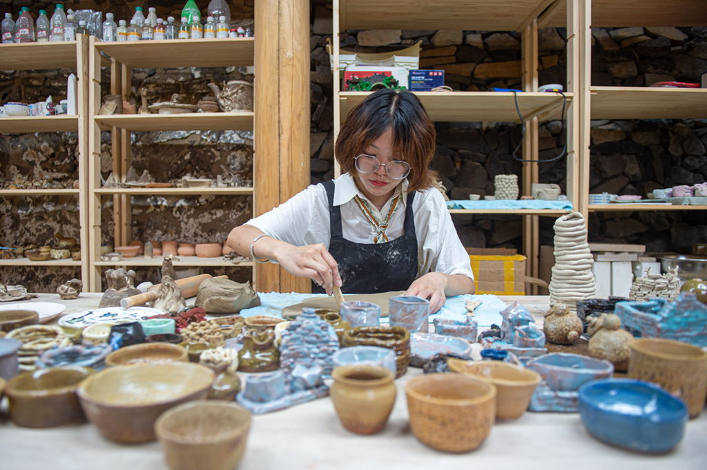  6月10日，陶藝師在浙江省寧海縣茶院鄉許民村的陶藝工作室內工作。新華社記者 江漢 攝