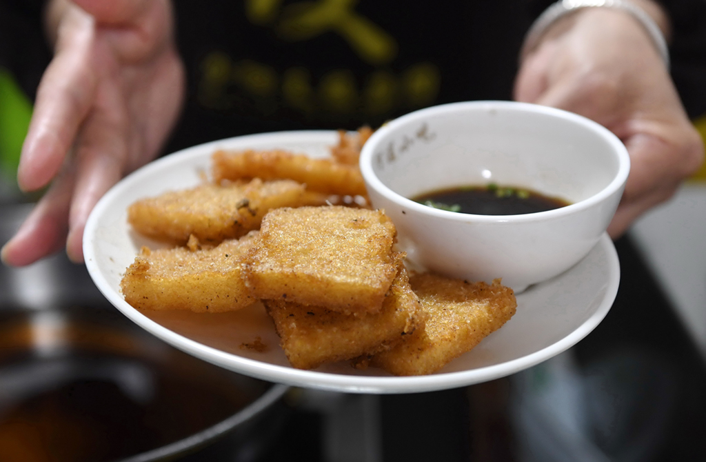 6月10日在福建三明市沙縣區一家小吃店拍攝的沙縣小吃“炸米凍”。