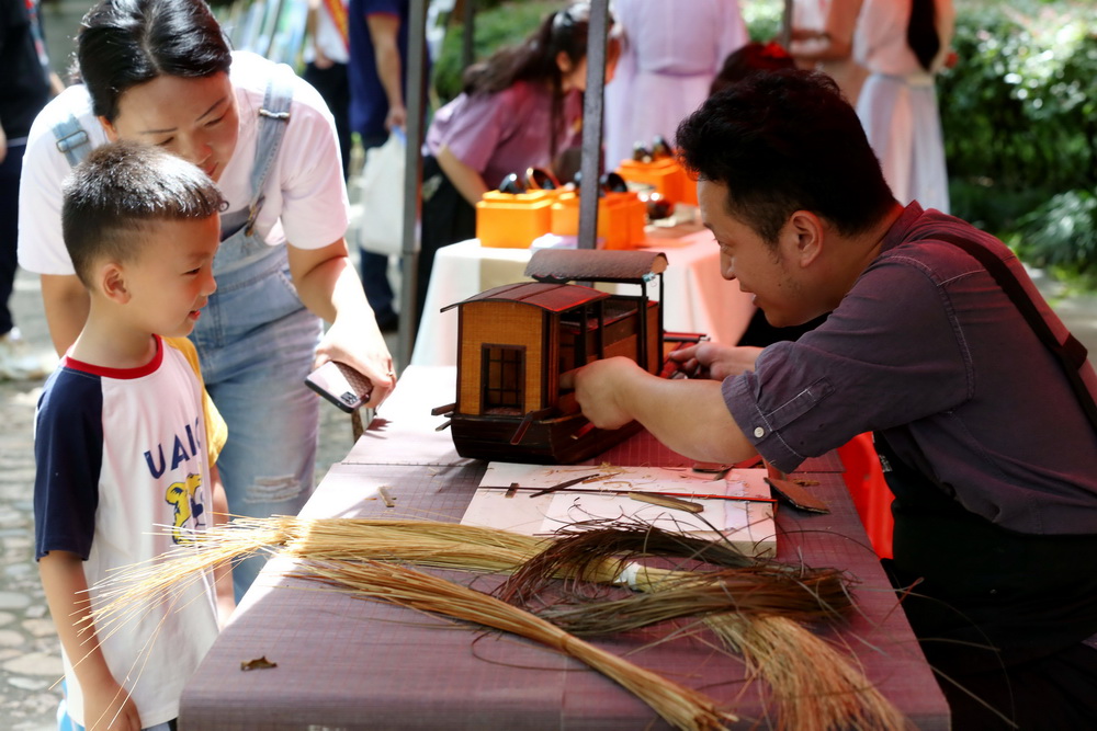 6月12日，武夷竹編制作手工藝人在福建省武夷山市舉辦的“文化和自然遺產日”活動中向游客展示現場制作的竹編作品。