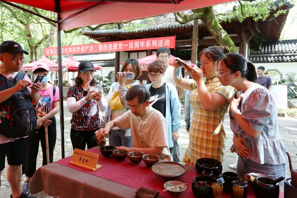 6月12日，在福建省武夷山市舉辦的“文化和自然遺產日”活動中，“茶百戲”技藝吸引游客駐足。