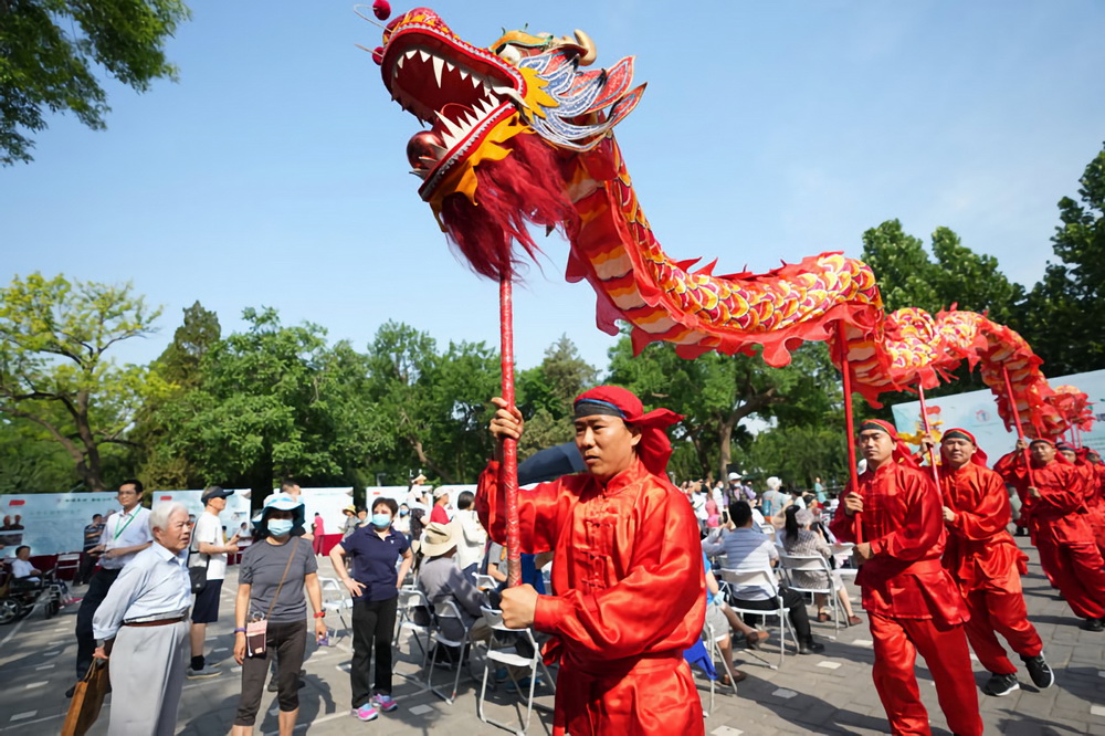 6月12日，在北京龍潭公園，表演者在表演舞龍。