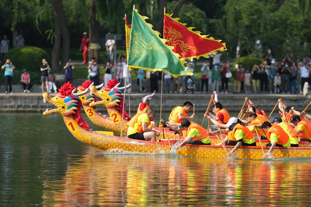 6月12日，在北京龍潭公園，參賽隊伍參加競速龍舟賽。
