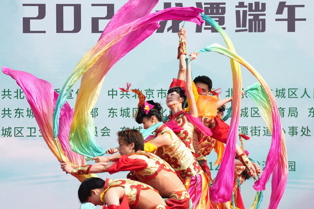 6月12日，在北京龍潭公園，演員在表演舞蹈。