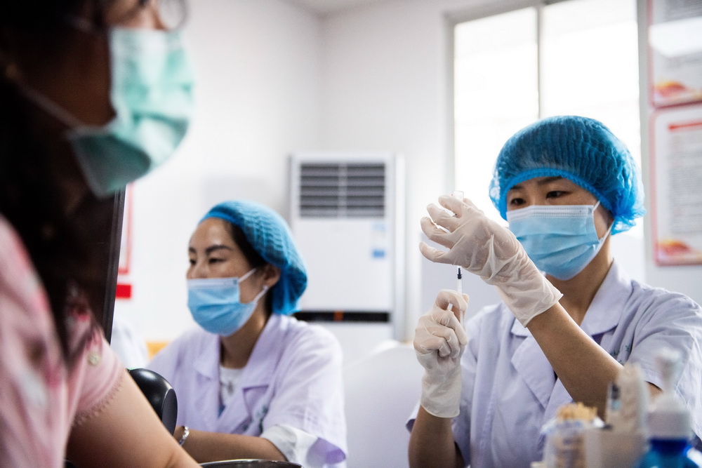 6月12日，在長沙市高橋街道社區衛生服務中心，醫護人員做接種前的准備工作。