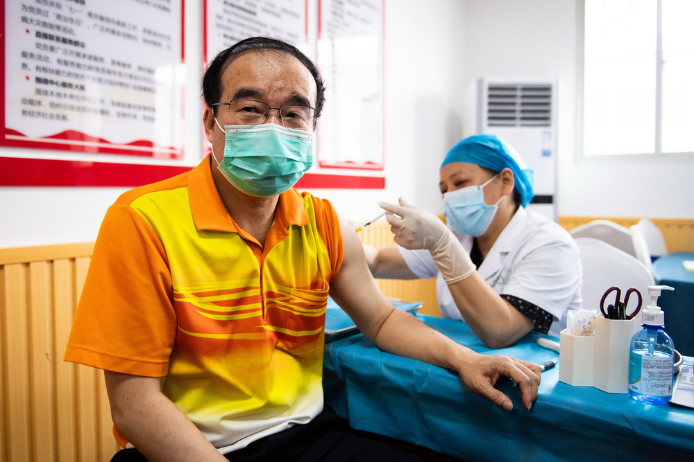 6月12日，在長沙市高橋街道社區衛生服務中心，一名台胞在接種新冠疫苗。