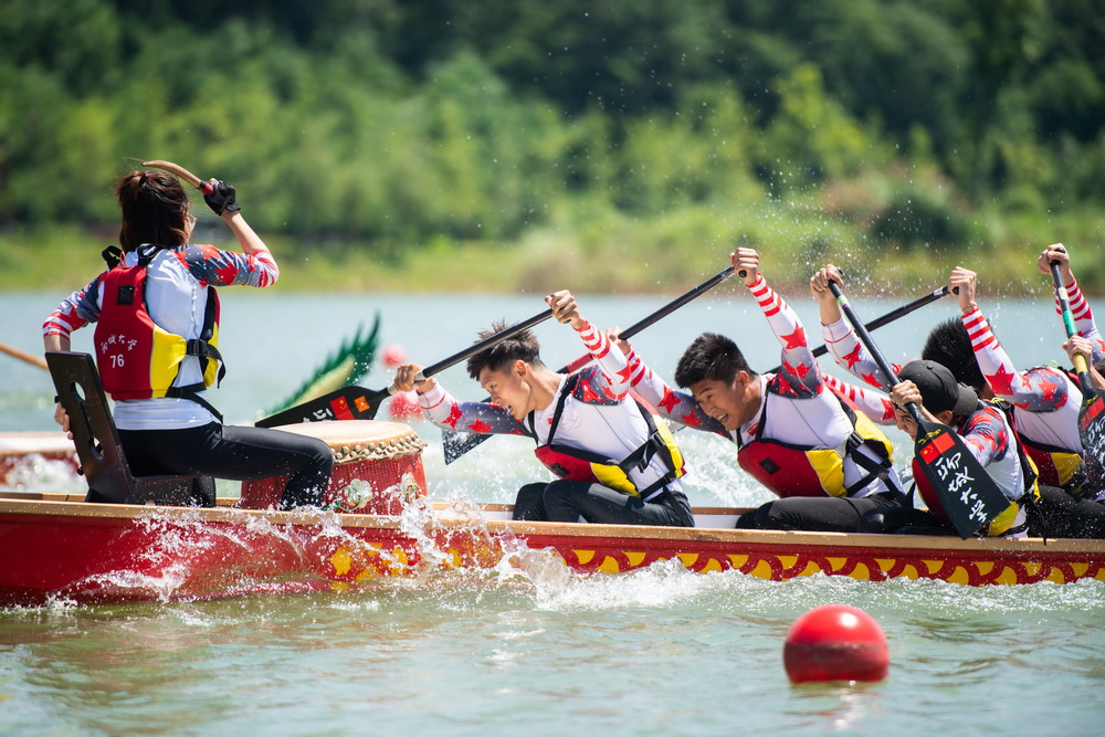 6月13日，在湖南省汨羅市屈子文化園舉行的龍舟表演賽上，參賽龍舟隊員在比賽中奮勇爭先。新華社記者 陳思汗 攝