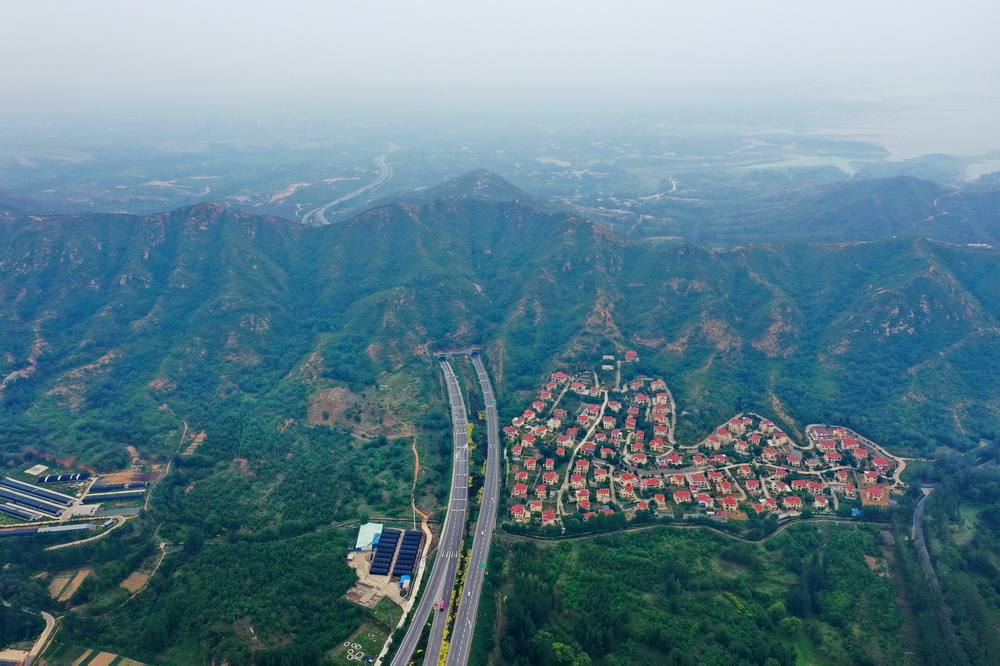 6月13日拍攝的河北省平山縣境內太行山高速（無人機照片）。