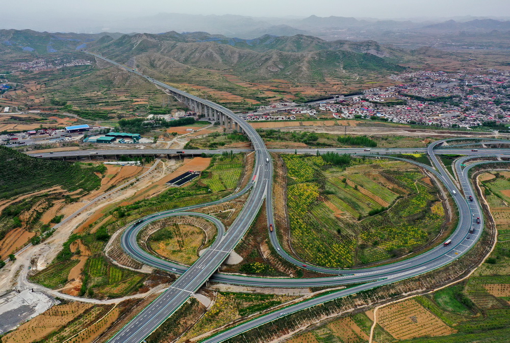 4月27日拍攝的河北省邯鄲市境內的太行山高速（無人機照片）。
