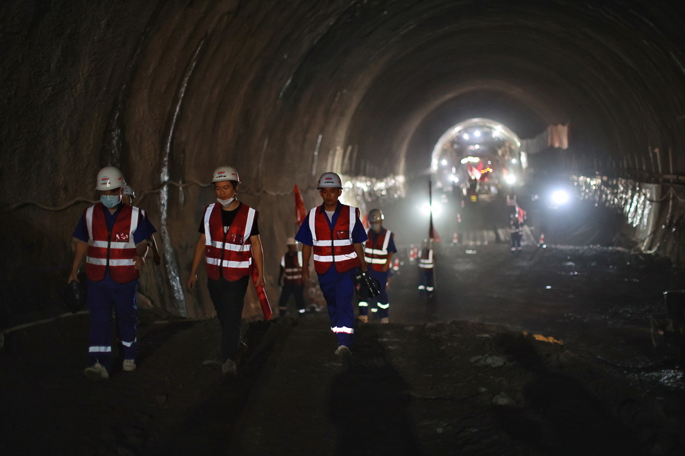 6月14日，工作人員走在貫通后的鄢家寨隧道內。