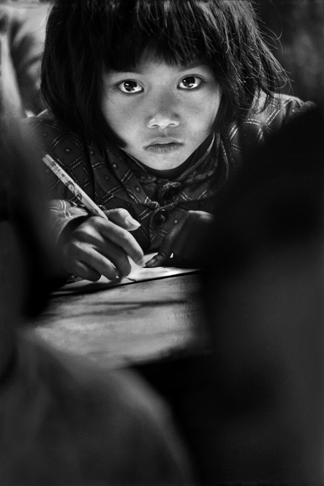 1991年4月，安徽省金寨县三合乡中心小学，苏明娟（“大眼睛”8岁）每天往返24里山路刻苦求学。解海龙摄