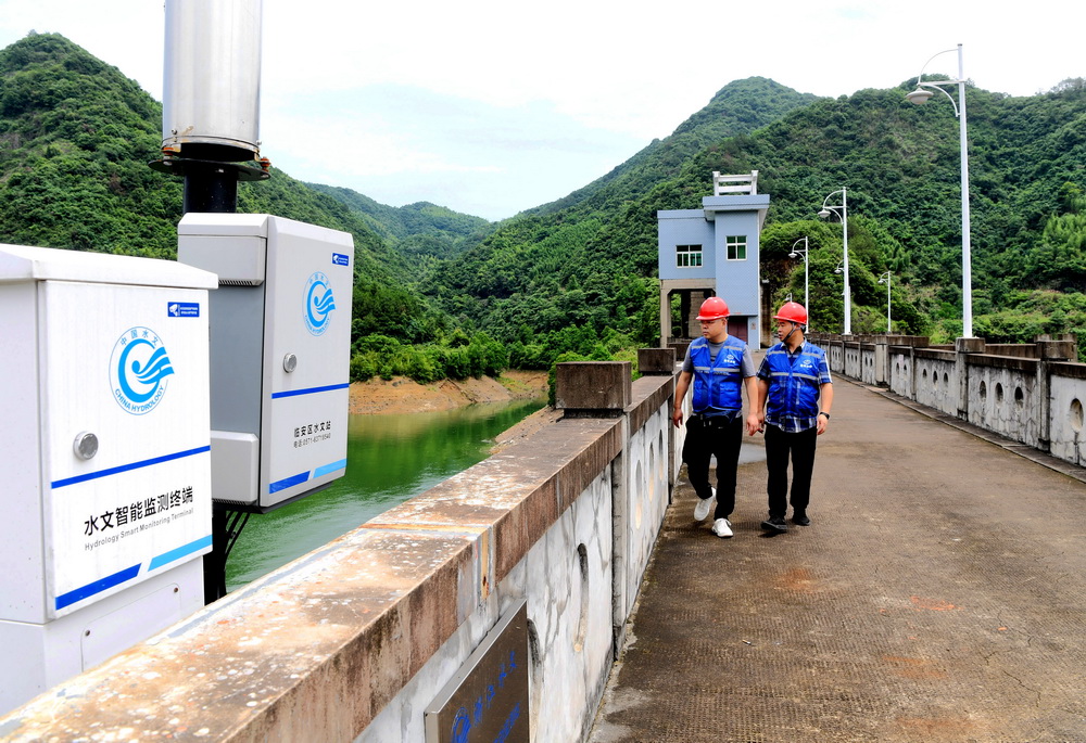 6月15日，臨安區高虹鎮水濤庄水庫的工作人員在大壩上巡查。