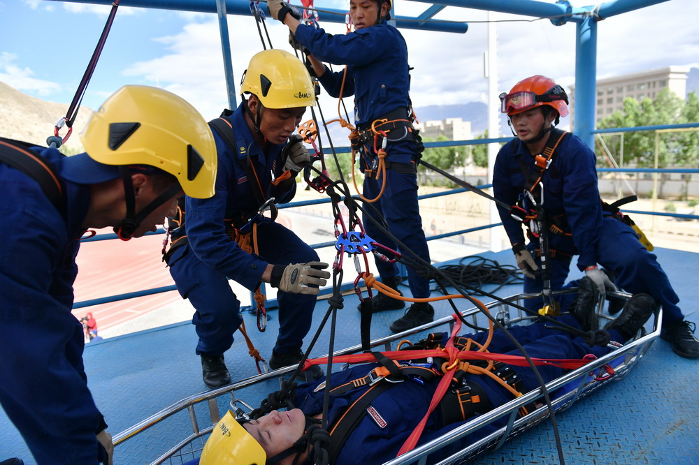 6月15日，參訓學員進行懸崖向上救援系統實際操作展示。