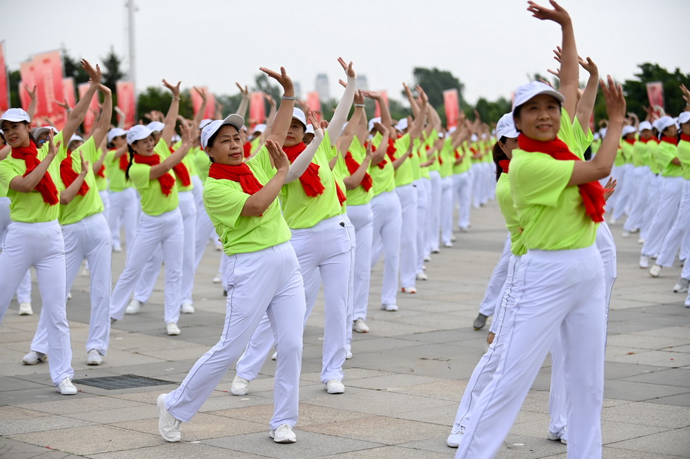 6月16日，市民在長春世界雕塑園友誼廣場上表演百姓健康舞。