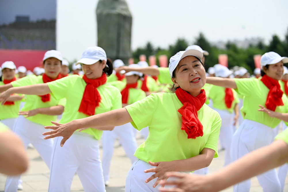 6月16日，市民在長春世界雕塑園友誼廣場上表演百姓健康舞。