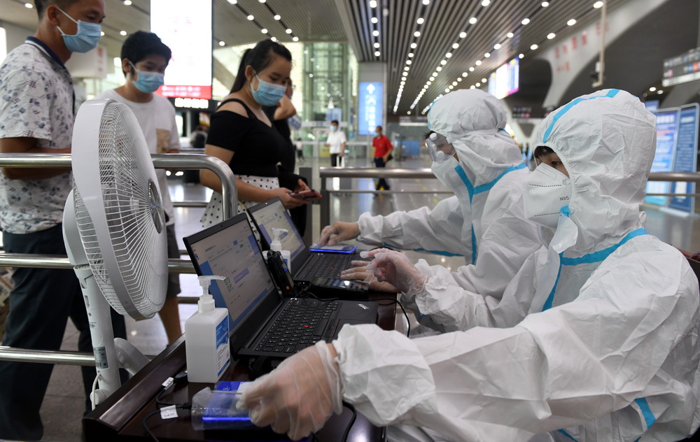 6月16日，廣州南站的工作人員通過刷旅客身份証識別旅客健康碼狀態。