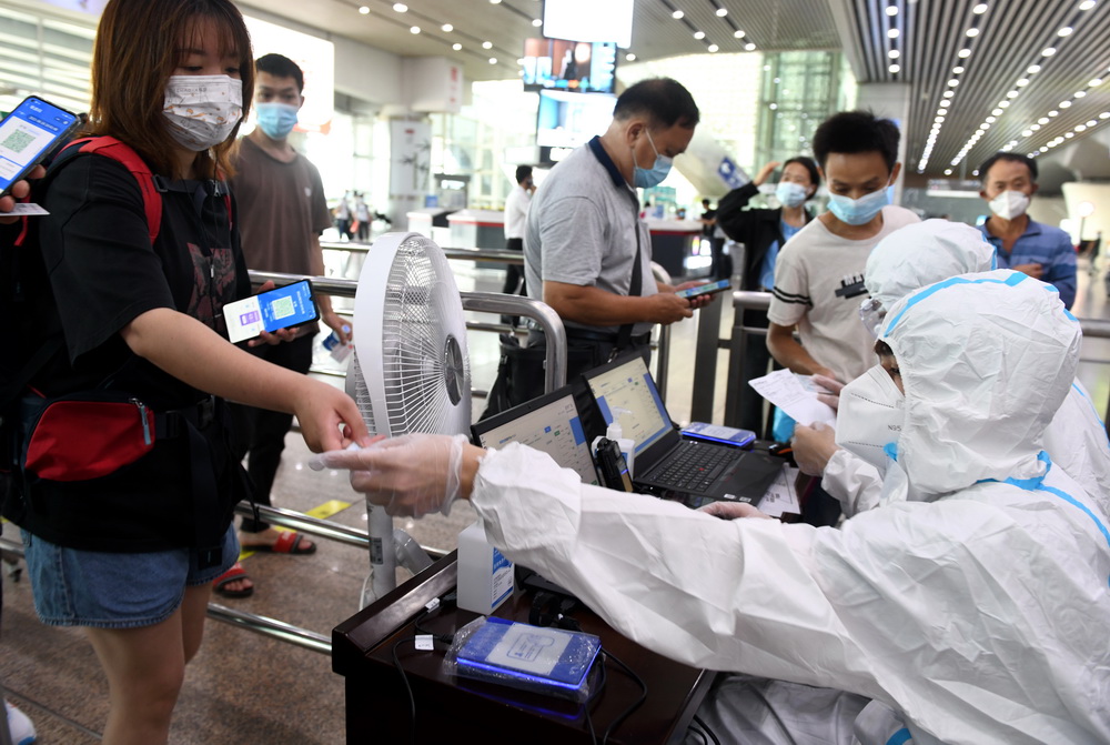 6月16日，旅客在广州南站通过刷身份证识别健康码状态。