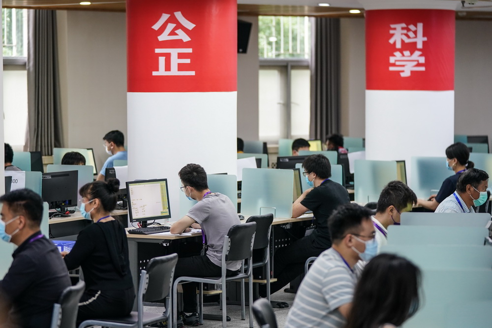 6月16日，評卷老師在位於清華大學的高考數學評卷現場用計算機系統閱卷。