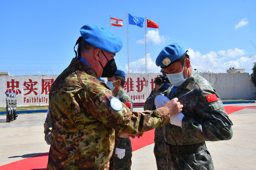  6月16日，在黎巴嫩南部辛尼亞村的中國維和營，聯合國駐黎巴嫩臨時部隊（聯黎部隊）司令德爾科爾（左）為維和官兵代表佩戴勛章。