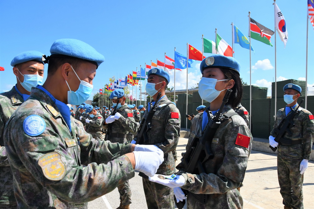 6月16日，在黎巴嫩南部辛尼亞村中國維和營舉行的授勛儀式上，中國維和女兵接過勛章。